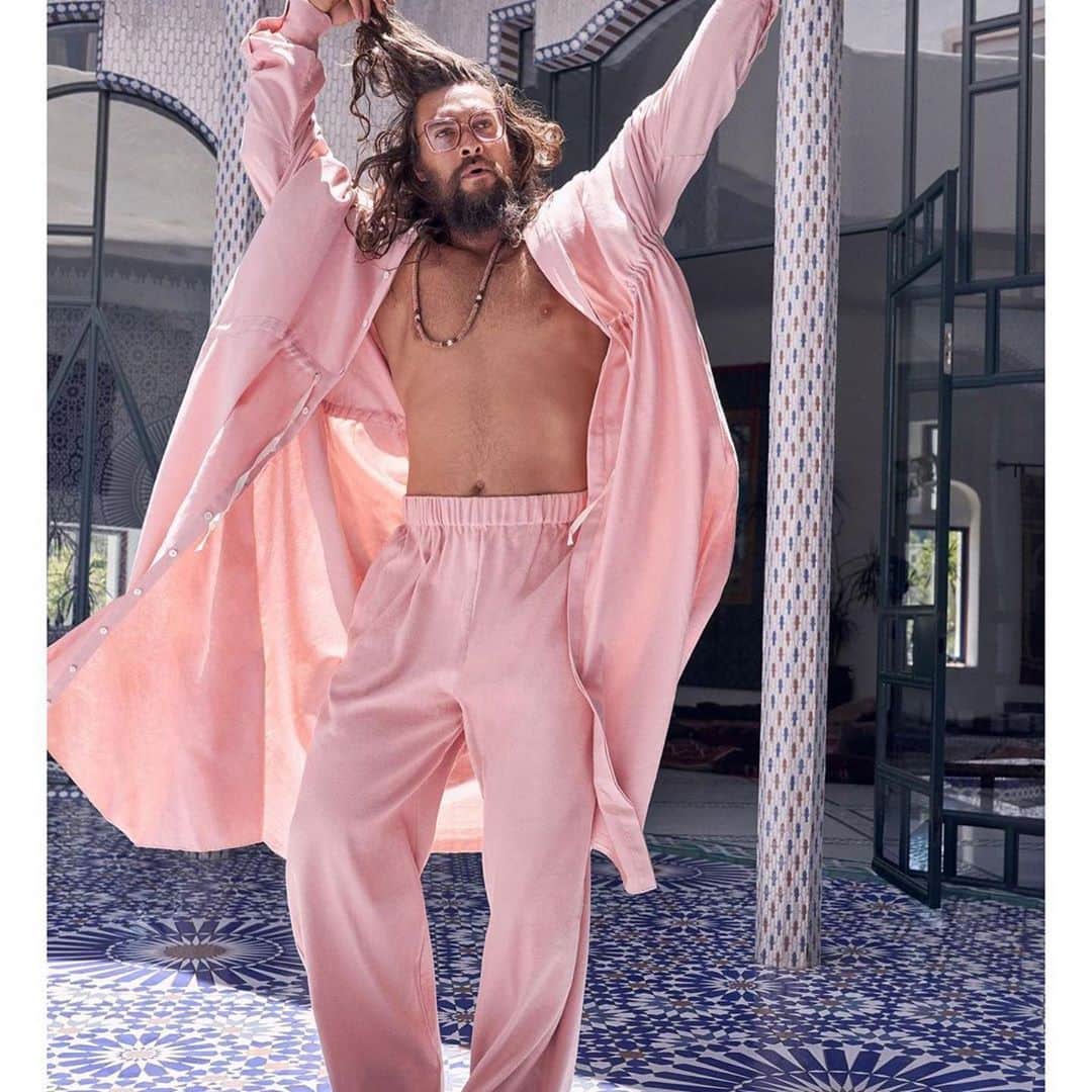 Warner Bros. Picturesさんのインスタグラム写真 - (Warner Bros. PicturesInstagram)「Repost from @instylemagazine: Just a little Jason Momoa in a lot of pink to take the edge off 🥰 The actor discusses his new movie @dunemovie, masculinity, and more. #jasonmomoa Photographed by @carterbedloesmith Story by: @mrchrisbagley Styled by @jeanneyangstyle Grooming by @glennnutley」11月11日 4時50分 - wbpictures