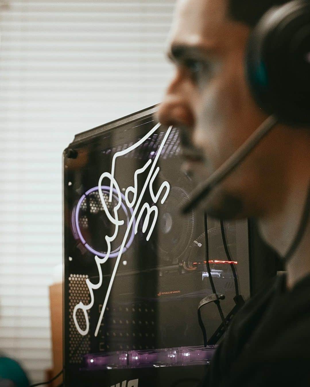 ダニーロ・フェルナンド・アベラールのインスタグラム：「Stream na Twitch falaram 😂? Quem ai gosta de e-Sports comenta o game de vcs que em breve estarei na resenha com vcs ... 👨‍💻🎮👾」