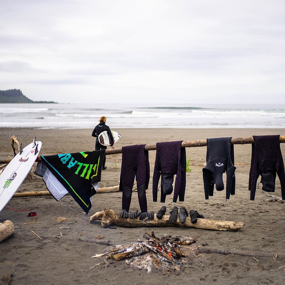 ビラボンさんのインスタグラム写真 - (ビラボンInstagram)「Wetsuits that make stoke more sustainable.⠀ ⠀ A World First: 100% of our wetsuits are made from recycled materials. Swipe and tap to shop. 🔥♻⠀ ⠀ #BillabongWetsuits」11月11日 4時51分 - billabong