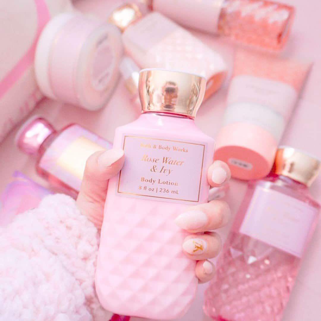 Bath & Body Worksさんのインスタグラム写真 - (Bath & Body WorksInstagram)「We’re dreaming of a pink & sparkling Christmas 💖 ✨ 💝 Head to stories to tell us what fragrances you would like to see all dressed up!」11月11日 5時00分 - bathandbodyworks