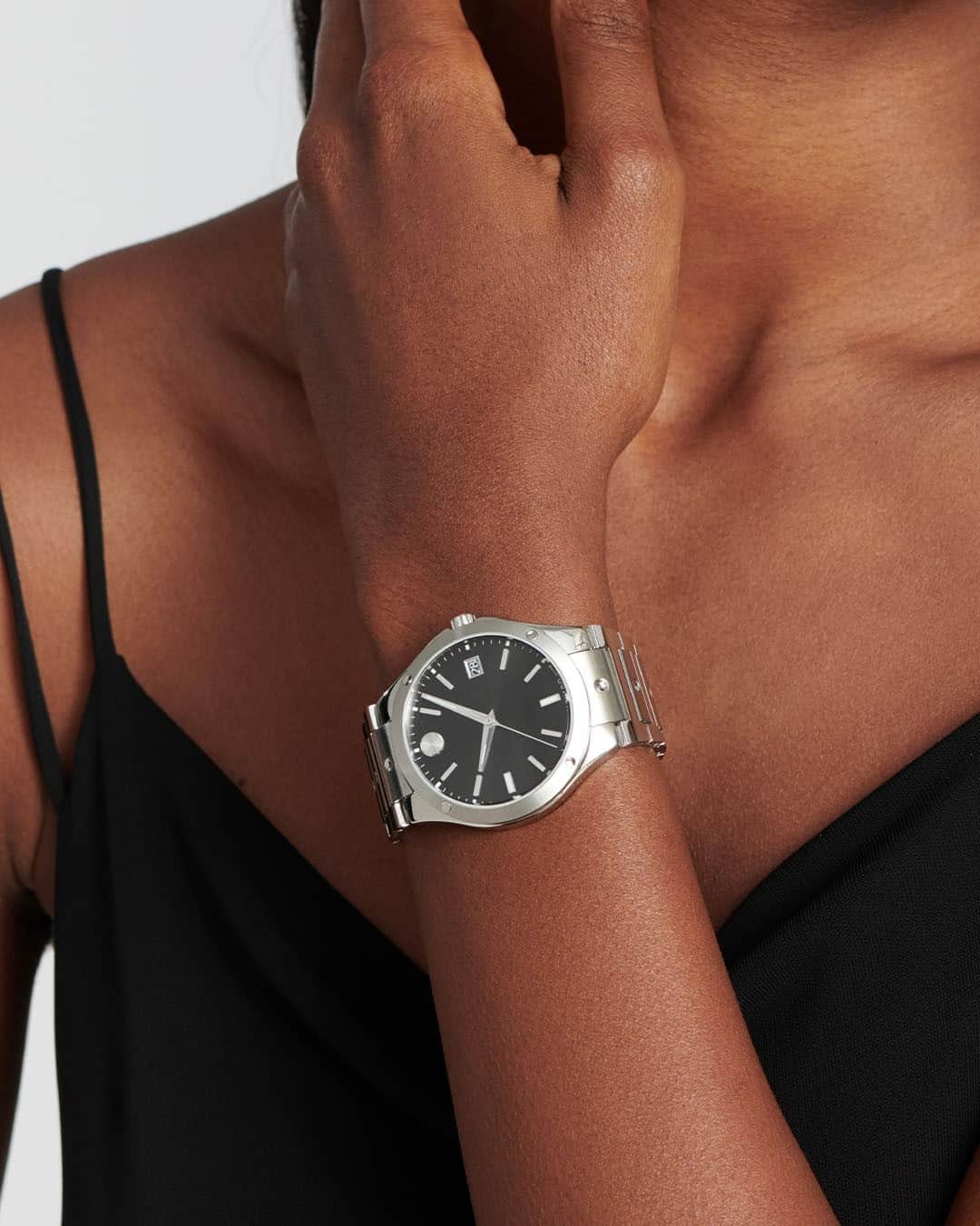 モバードのインスタグラム：「Modern design... simply irresistible. #MovadoSE」