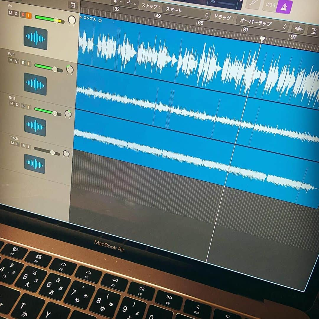 梶有紀子さんのインスタグラム写真 - (梶有紀子Instagram)「. とっても時間が遅くなって（朝早くなって？）しまいましたが⏰ 一曲纏まりました✌️ （前の投稿が6時間前ってでてるってことはそれくらい集中してたのね私🙃） . お風呂入って寝ようの巻🛁 . #新曲制作 #製作中 #宅録 #レコーディング #本日は #おしまい #logicprox #macbookair . . . #梶有紀子 #yukikokaji #シンガーソングライター #弾き語り #ギター弾き語り #ギター女子 #ギター好きな人と繋がりたい #jpopmusic #japanesemusician #singerslife #japanesesong #音楽好きな人と繋がりたい #instamusiciansdaily #musiciandaily #音楽家 #日常の幸せ #シンガーソングライターと繋がりたい」11月11日 5時02分 - kajiyukiko1112
