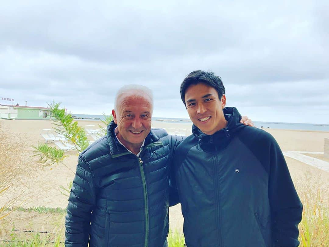 長谷部誠のインスタグラム：「*** Mister & Capitano☺️⚽️🇮🇹🇯🇵 #zaccheroni  #ザッケローニ監督  #少し前の写真ですが #イタリアに会いに行ってきました  #日本の皆さんによろしくとおっしゃっていましたよ」