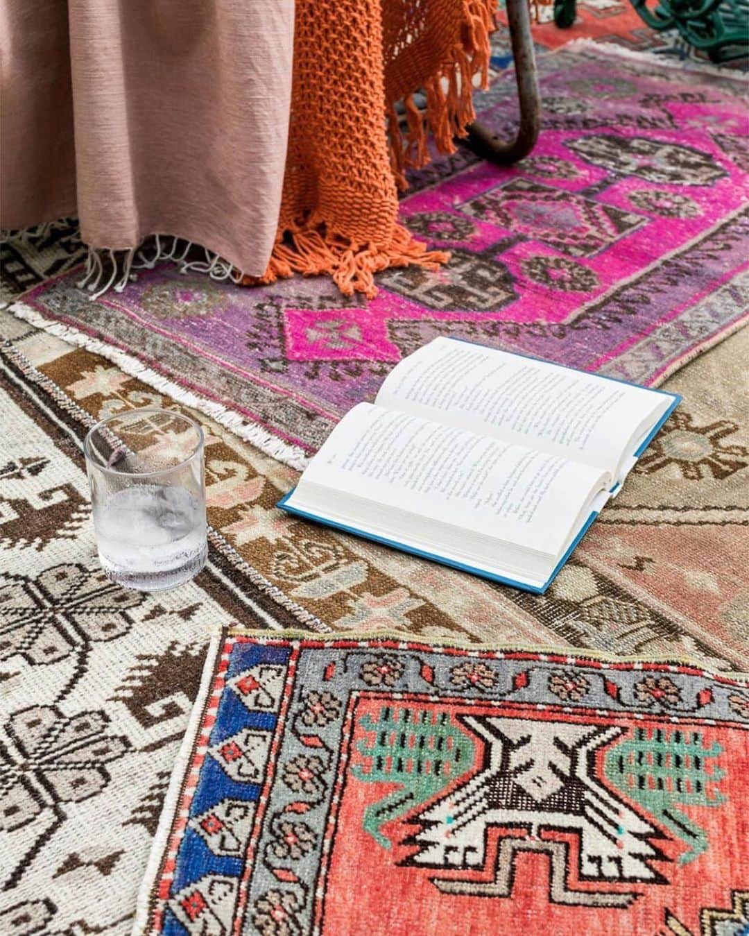HGTVさんのインスタグラム写真 - (HGTVInstagram)「We’re head-over-heels for the vintage rugs from @kyoreder_of_rugs that @bpatrickflynn used in #HGTVUrbanOasis 2020, and we know you’ll love them, too.😍  Repost from @bpatrickflynn • Okay, so this is a very fast instagram post about a sustainably minded small business owner in Dallas named Anayah who sources, cleans and restores hand-knotted vintage rugs, then sells them on instagram at INCREDIBLE prices and with impeccable customer service, and you can follow her at @kyoreder_of_rugs because she is lovely, her rugs layer like a dream, it would be very nice of you, and supporting small businesses is definitely a thing. Scroll through all the pics to see her range of styles. Enter for a chance to win HGTV Urban Oasis 2020 through November 25th on hgtv.com 📸 @rusticwhiteinteriors @hgtv」11月11日 5時10分 - hgtv