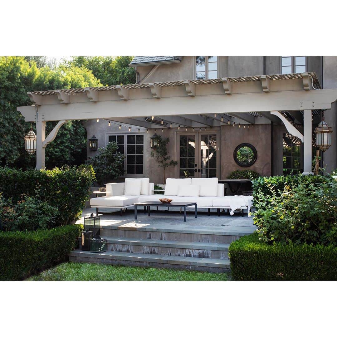エリン フェザーストンのインスタグラム：「My outdoor living room make-over is complete! I’m so in love with our new Evelyn Outdoor Sectional from @roveconcepts. And just in time for the holidays no less (we added overhead heat lamps to make sure of it). If you're interested, for the entire month of November they are offering members 20% off the whole site as well as special markdowns every Tuesday and Saturday. 📷@ryangarvin」