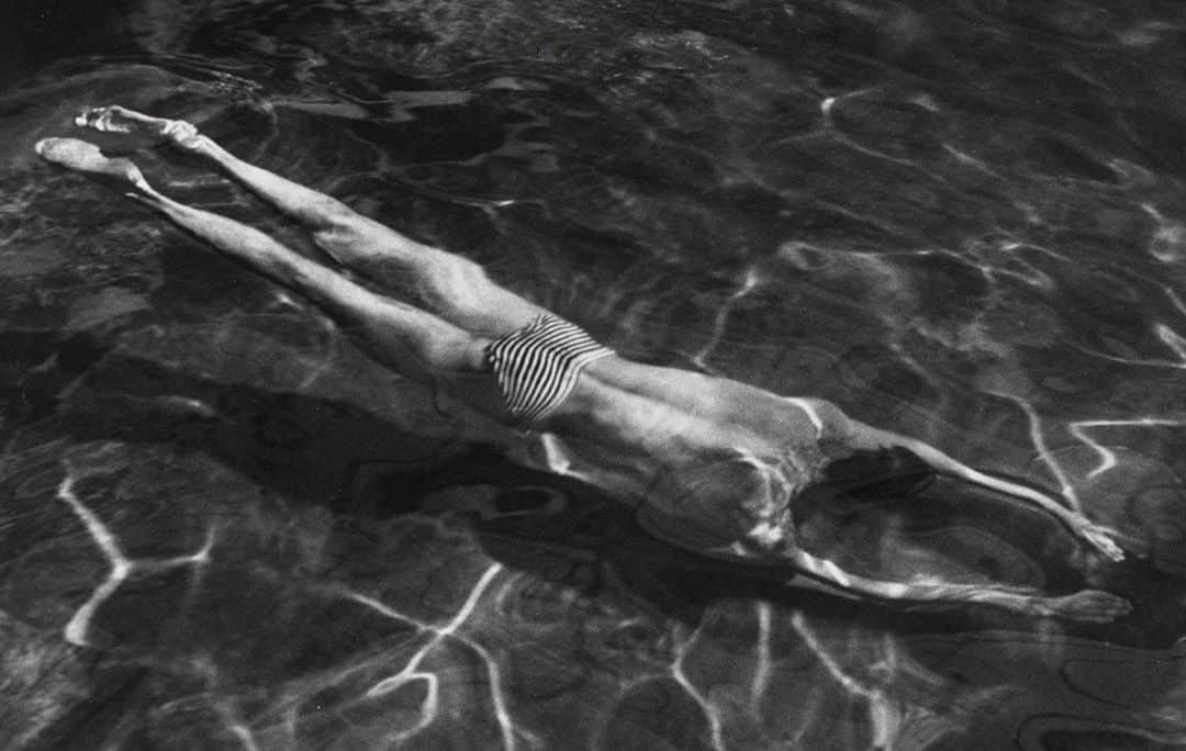 アーネスト・グリーンのインスタグラム：「Early mood inspiration for PN. Photo is from 1917 titled “Underwater Swimmer” by Andre Kertesz.  Even though it’s over a hundred years old, it still has an amazing mix of glamour and mystery - which are two moods I was consciously trying to channel with PN…」