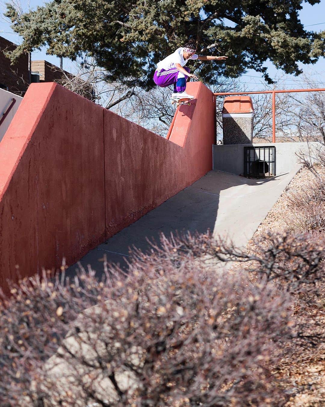 マライア・デュランのインスタグラム：「“Breaking Rad Ollie down into the spillway down the street from Walter Whites house” @thrashermag  ——— 📸: @jeraries」