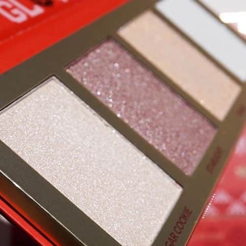 BH Cosmeticsさんのインスタグラム写真 - (BH CosmeticsInstagram)「Ready to get iced out ❄️ Use our frosty Let it Glow highlighters alone or layered for extra iridescent dimension 💖 #hohoholidays #bhcosmetics  📸: @Trendmood1」11月11日 5時42分 - bhcosmetics
