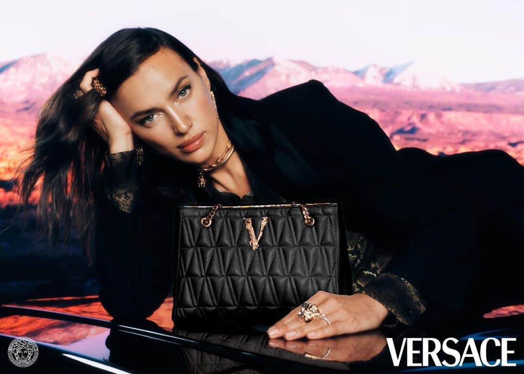 ジャンニヴェルサーチさんのインスタグラム写真 - (ジャンニヴェルサーチInstagram)「Shayk it - @irinashayk presents the #VersaceVirtus quilted tote in classic black. Find more styles from the line at the link in bio. #VersaceHoliday」11月11日 5時43分 - versace