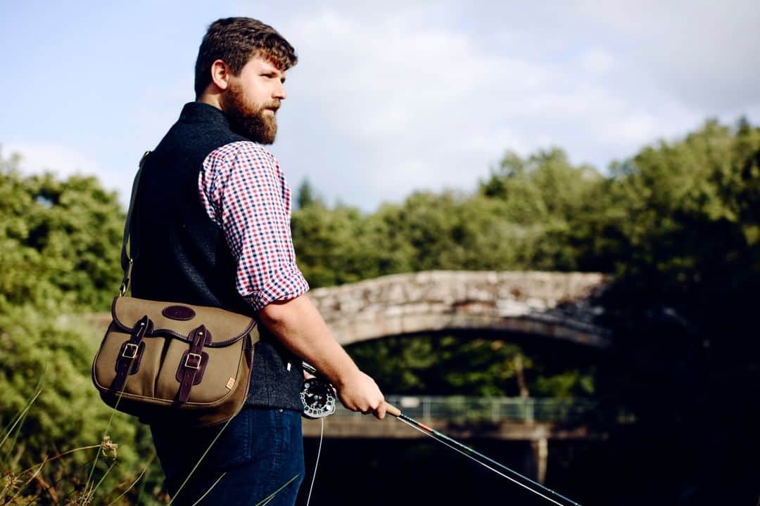 ジョンチャップマンのインスタグラム：「Introducing our Troutbeck Fishing Bag, available in Deep Olive or Sand.  Shop the Chapman sporting range ➡️ LINK IN BIO  . . . #chapman #chapmanmade #chapmanbags #fishing #holdall #leather #luxurygoods #troutbeck #troutfishing #countrylife #sport」