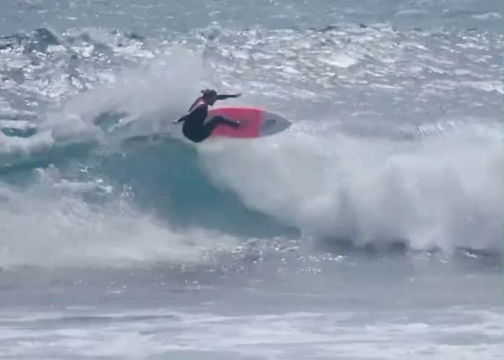 のインスタグラム：「Its all about the dismount 😉 @louie_cam @attunesurf  @mayhemsurfboards_mattbiolos @lostsurfboards @buellsurf @buellsurfaustralia」