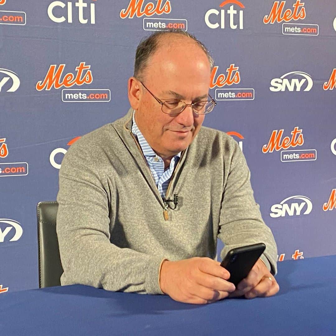 ニューヨーク・メッツさんのインスタグラム写真 - (ニューヨーク・メッツInstagram)「Quick pic of our Owner and CEO moments before today’s press conference. 👀 #Mets #SteveCohen #LGM」11月11日 6時08分 - mets