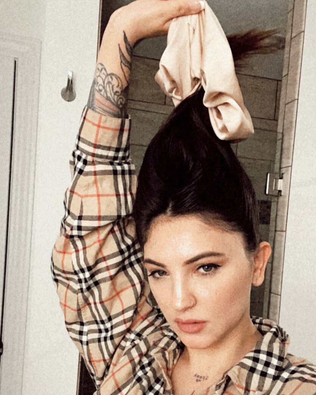Julia Michaelsのインスタグラム：「Who else has given up on washing their hair」