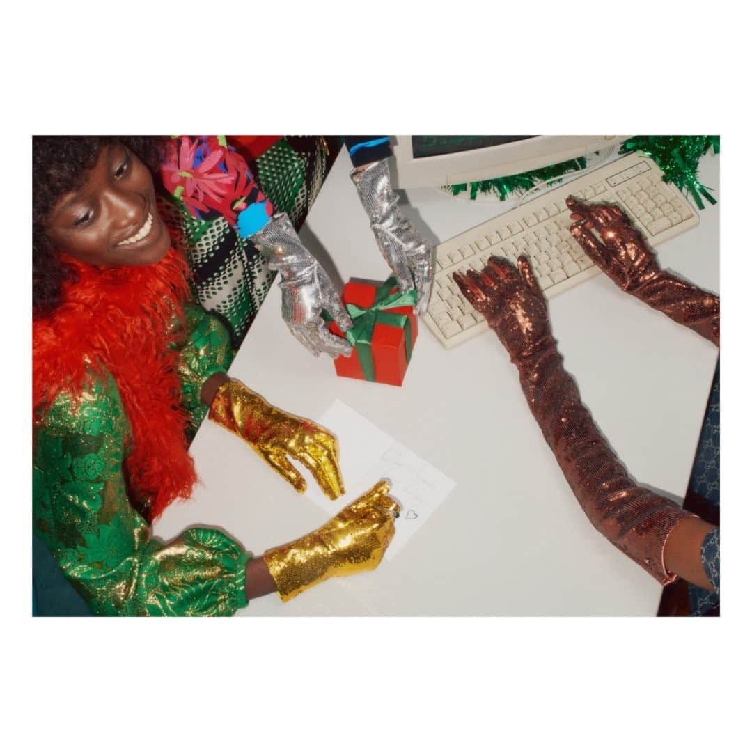 グッチさんのインスタグラム写真 - (グッチInstagram)「Channeling the retro vibe of office parties from decades past, the new #GucciGift campaign showcases the sparking ready-to-wear pieces and accessories for the festive season. Discover more through link in bio. #AlessandroMichele @alessandro_michele #GucciGift」11月11日 6時01分 - gucci