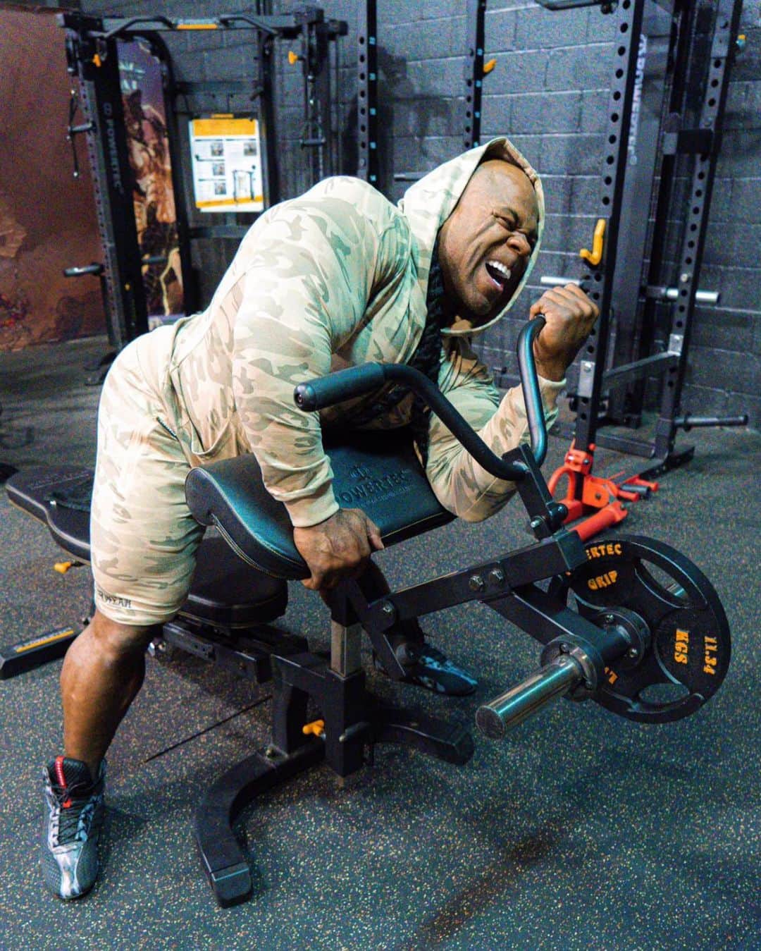 カイ・グリーンのインスタグラム：「If your looking to increase the size of your arms and pack on more muscle than ever, then you have to focus on the mind to muscle connection! Isolation curls are a great way to get blood into your arms and hone in on what were looking to accomplish! The rep range I use specifically when it comes to any type of curling movement is right around 15-20. Now having your own gym equipment can be vital during times like this especially, with all the gyms opening and closing back down. There’s never been a better time to pick up a few pieces of gym equipment that can help push you along your journey! Hit up my guys at @powertecfitness that offer affordable flex pay options.  💪🏾Go Check Out All The Training Equipment 🔥Click The Link In Bio Or —> Powertec.com  #Powertec #Powertecfitness」
