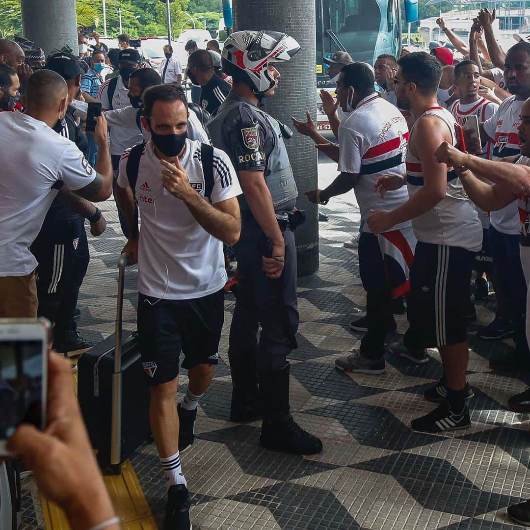 São Paulo FCさんのインスタグラム写真 - (São Paulo FCInstagram)「São Paulo ✈️ Rio de Janeiro ⠀⠀⠀⠀⠀⠀⠀⠀⠀ ⚽️ @copadobrasil  ⠀⠀⠀⠀⠀⠀⠀⠀⠀ #VamosSãoPaulo 🇾🇪 ⠀⠀⠀⠀⠀⠀⠀⠀⠀ 📸 Miguel Schincariol / saopaulofc.net」11月11日 6時14分 - saopaulofc