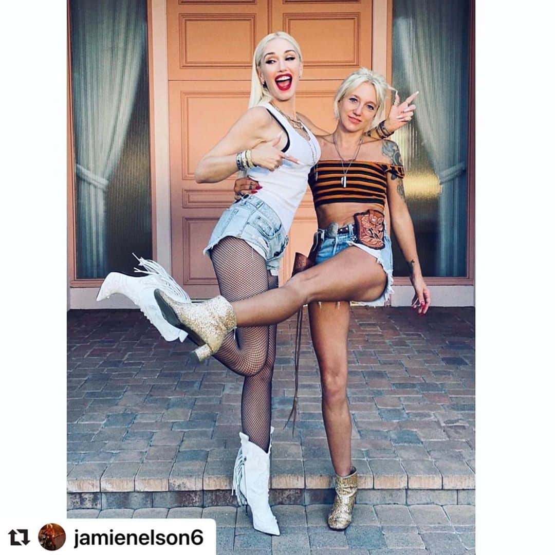 グウェン・ステファニーさんのインスタグラム写真 - (グウェン・ステファニーInstagram)「#Repost @jamienelson6 with @make_repost ・・・ The iconic @gwenstefani and I after our shoot #thatsawrap @judycaseyinc @rubybirns #bts #gwenstefani #shortshorts #photographerslife #tbt gx」11月11日 6時19分 - gwenstefani