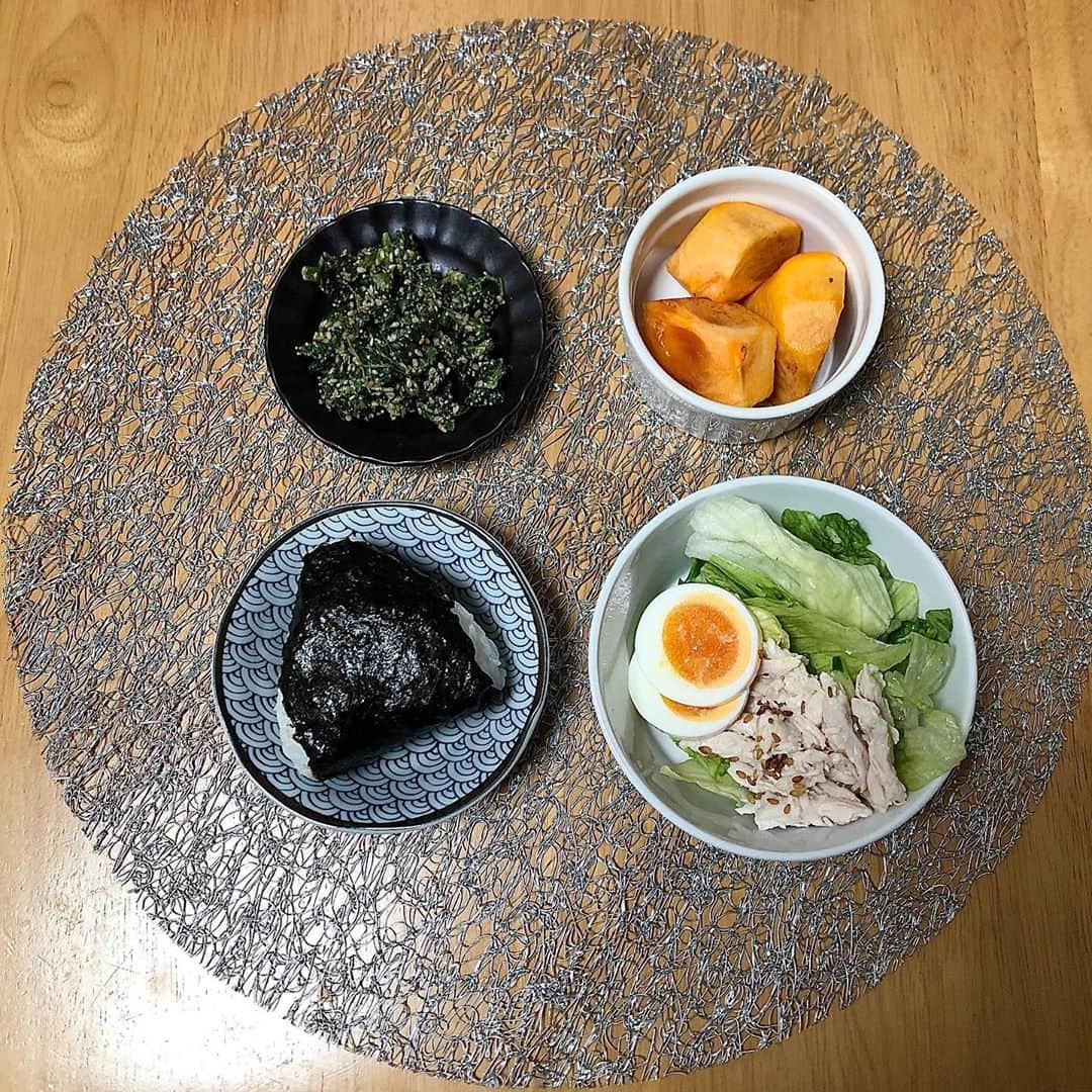 みのり(26)＠東京 ダイエットのインスタグラム：「朝 . . しゃけのおにぎり 鶏肉のサラダ ほうれん草の胡麻和え 柿 . . . . しゃけのおにぎりは 鮭フレークじゃなくて 焼き鮭をいれる派(^_^)v❤️ . . 明日は、久しぶりの休みなの😆💓 早く今日が終わるの楽しみ。 . みんなもお仕事、家事お疲れ様。 . ◉ライザップ公認の紹介アンバサダーです。 〜紹介特典で、お安く入会できます〜 . ▶︎全国どの店舗でもOK ▶︎カウンセリング予約前にご連絡ください . 📺RIZAP TVCM出演 🏅RIZAP BMG ファイナリスト2017.2018 . #rizap #ライザップ #ダイエット #diet #レコーディングダイエット #ダイエッター #公開ダイエット  #朝ごはん #morning #食べて痩せる #おうちごはん #糖質制限 #低糖質ダイエット #和食 #クッキングラム #自炊女子 #腸内環境 #食事管理 #栄養  #cleanmeals  #lowglycemic  #まいにちごはん部」