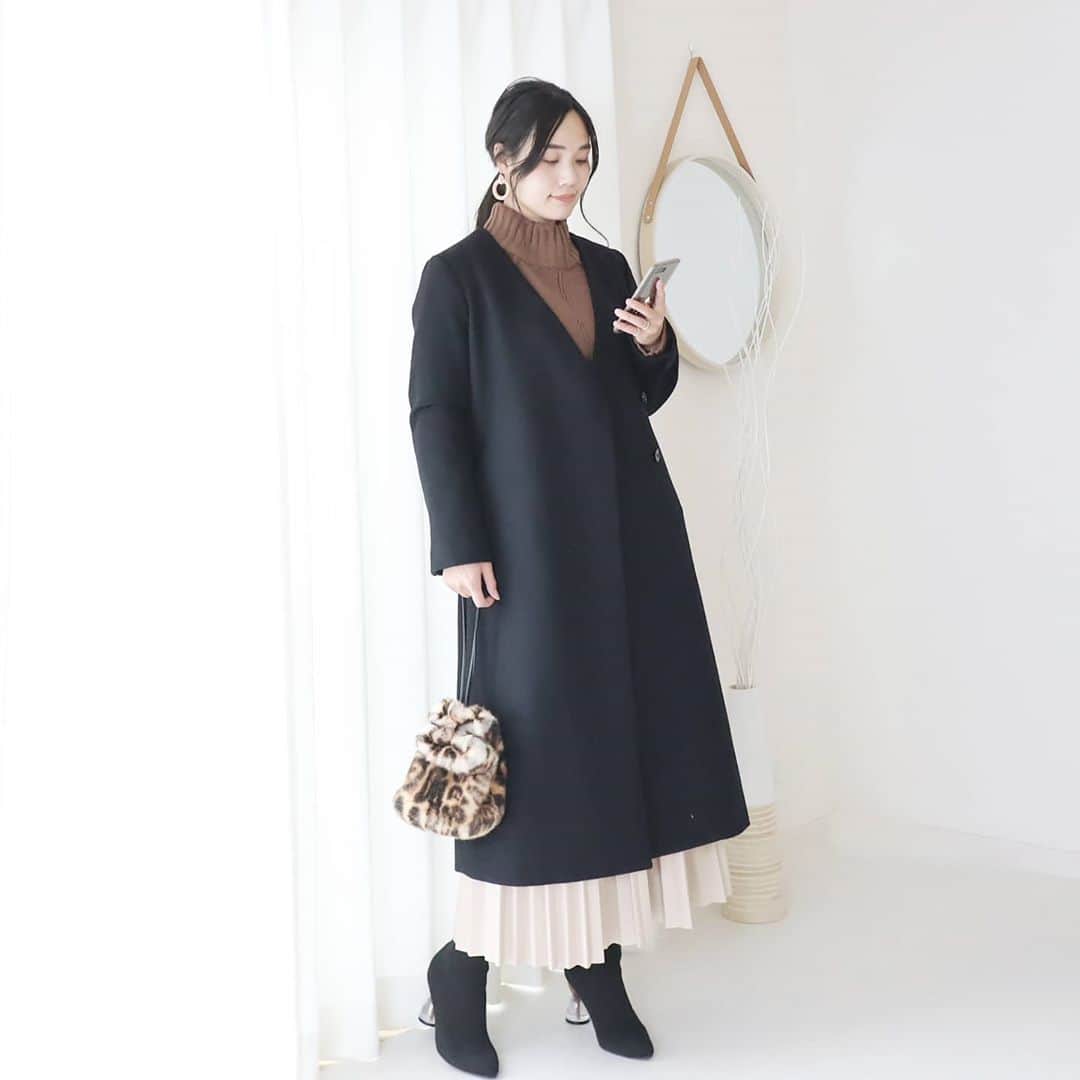 Eri Satoのインスタグラム：「black×brown×beigeコーデ · coat: @ezick.official knit:@rectangle_official skirt: @blistorm_jp bag:@zakkabox_ shoes: @randa_pic · Ezick( @ezick.official )の展示会でオーダーしたコート！ · 私、コートやジャケットはノーカラー派💛 ストール巻いた時にも邪魔にならないしスッキリ見えて好きなんです✨ 色違いのオフホワイトも可愛くて良かったけど、ブラックにしました😚 カジュアルにもキレイめにも使える形だよ✨ · #ezick#エジック#ezicksnap#エジックスナップ#秋物#秋服#秋コーデ#カジュアル#モード#ワンピース#高身長コーデ#ママコーデ#カジュアルコーデ#コートコーデ#ノーカラーコート #冬コーデ#fashion#ootd#outfit#code#coordinate#style#ファッション#コーディネート#コーデ#シンプルコーデ#mamagirl#locari#partegram#カジュアル#お洒落さんと繋がりたい」