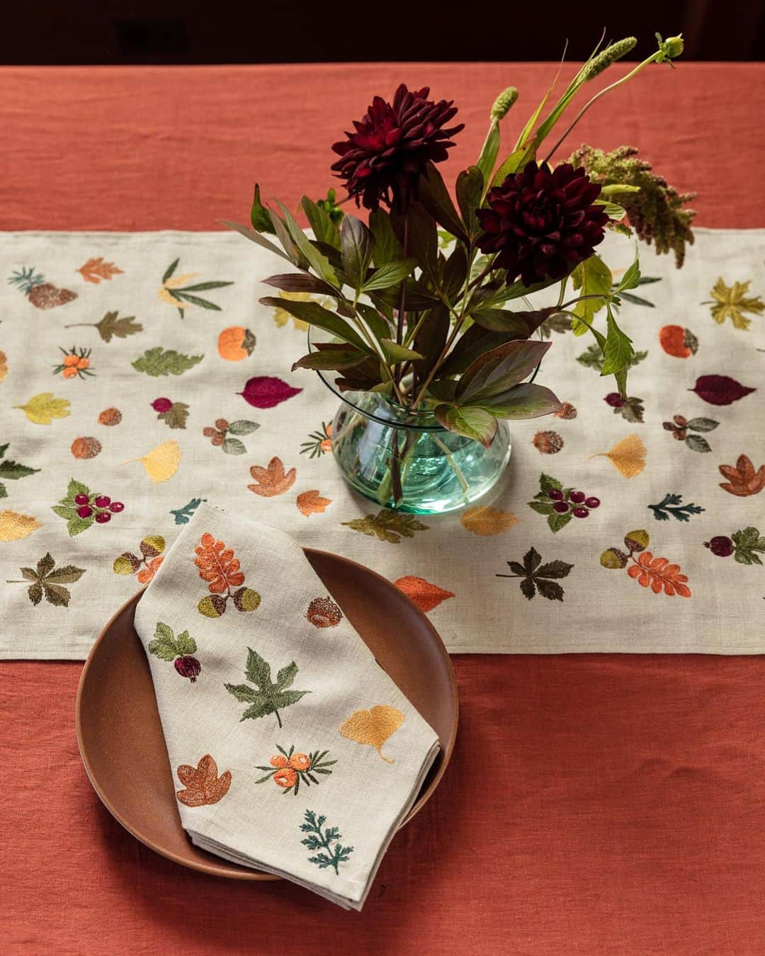 のインスタグラム：「Today on the blog we’re sharing two table setting styles to inspire your Thanksgiving decor! Head to the link in our bio and our stories. #coralandtusk #coralandtuskfall20 #thanksgivingdecor #thanksgivingtable #falltablescape」