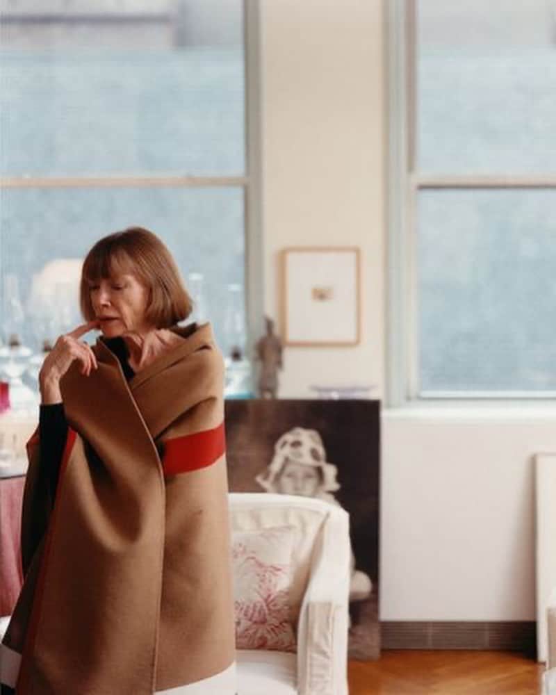 Harper's BAZAARさんのインスタグラム写真 - (Harper's BAZAARInstagram)「Michael Kors is rereleasing an iconic cape worn by #JoanDidion and #NaomiCampbell over two decades ago. Following the original 1999 runway show, Didion is said to have fallen in love with the cape and was photographed wearing it in this Tina Barney portrait. The 2020 version just hit stores; it’s a piece that looks equally at home on #KaiaGerber as it does on the literary icon, which is not accidental. “I’ve always believed in longevity—I think if your designs can stand the test of time, as a designer, that’s something to admire. And to see the cape on these three style icons—Naomi Campbell, Joan Didion, and, 20 years later, Kaia Gerber—that’s timeless,” @michaelkors told BAZAAR. Read our full conversation with the designer and shop the cape now at the link in our bio.」11月11日 6時57分 - harpersbazaarus
