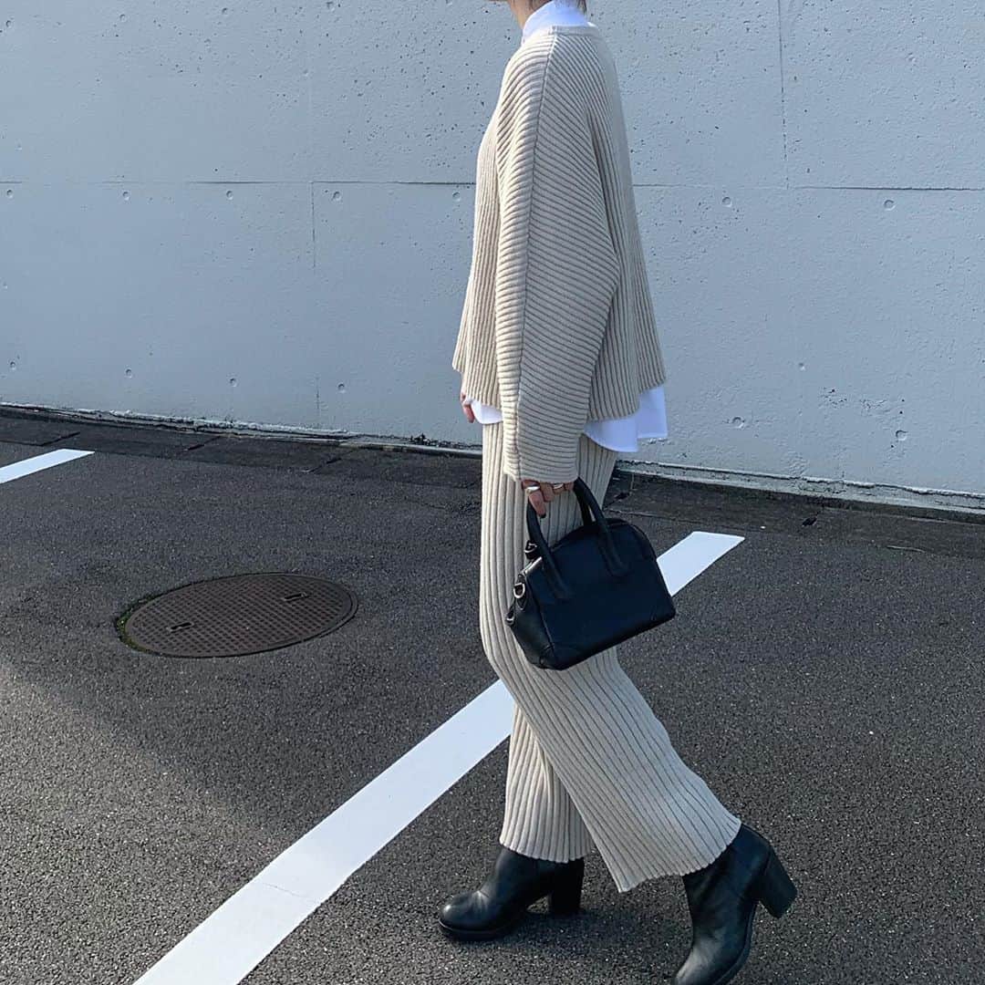 Mie Kawanoのインスタグラム：「ニットのセットアップ𓂃𓂂 リブ感が可愛くて別々に着ても すごく使える♡ Setup #canaljean @canaljean  boots #mm6  #outfit #code #coordinate#setup」