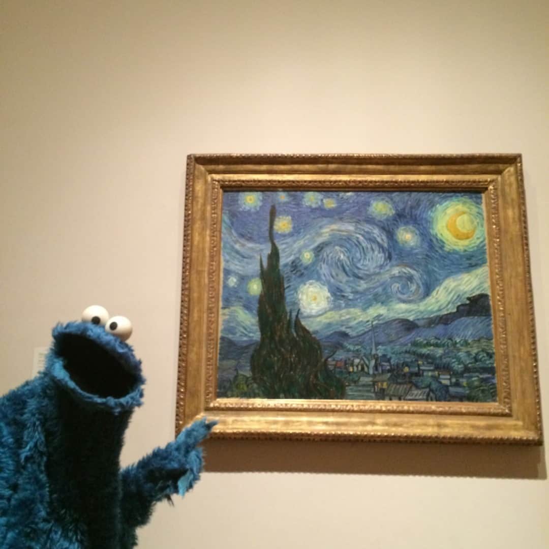 ニューヨーク近代美術館のインスタグラム：「MoMA is a place for everyone to find inspiration—even 🍪 monsters.  On #SesameStreetDay, we're remembering when Cookie Monster surprised us with a visit! 💙」