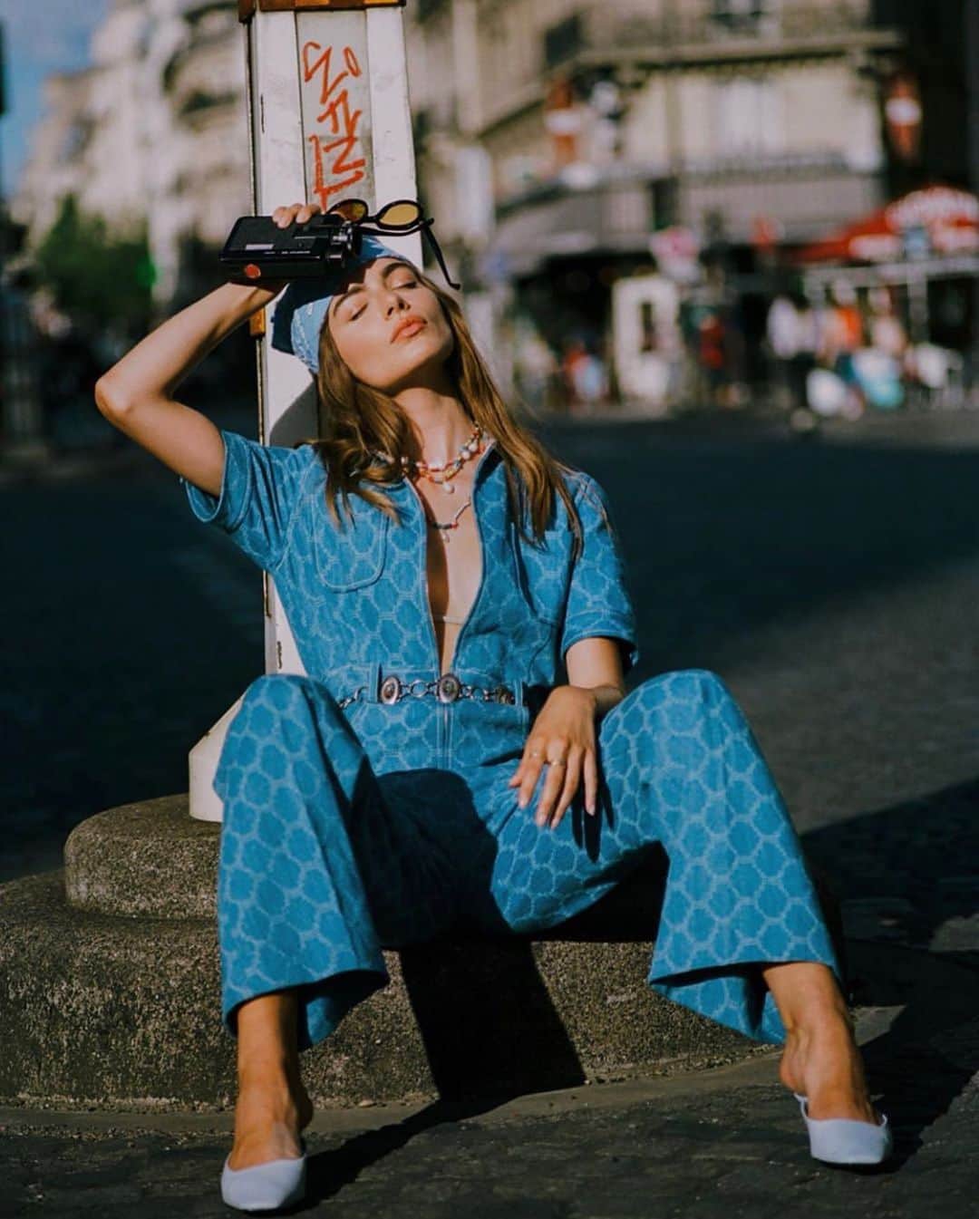 ダニジョーのインスタグラム：「We got the blues 🦋 @maralafontan dripping in Dannijo ✨」