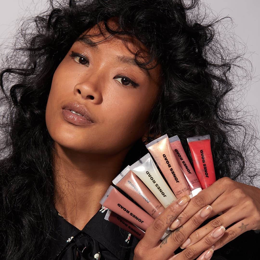 ボビー・ブラウンのインスタグラム：「Full range of @jonesroadbeauty Cool Gloss up on jonesroadbeauty.com. Swipe to see what’s coming for spring (just approved today). Gotta love a startup. Shot by @benritterphoto, shirt by @magdaarcher for @themarcjacobs, styled by @tboyaficionado, hair by @hervecb @beasically is wearing nude beige gloss」