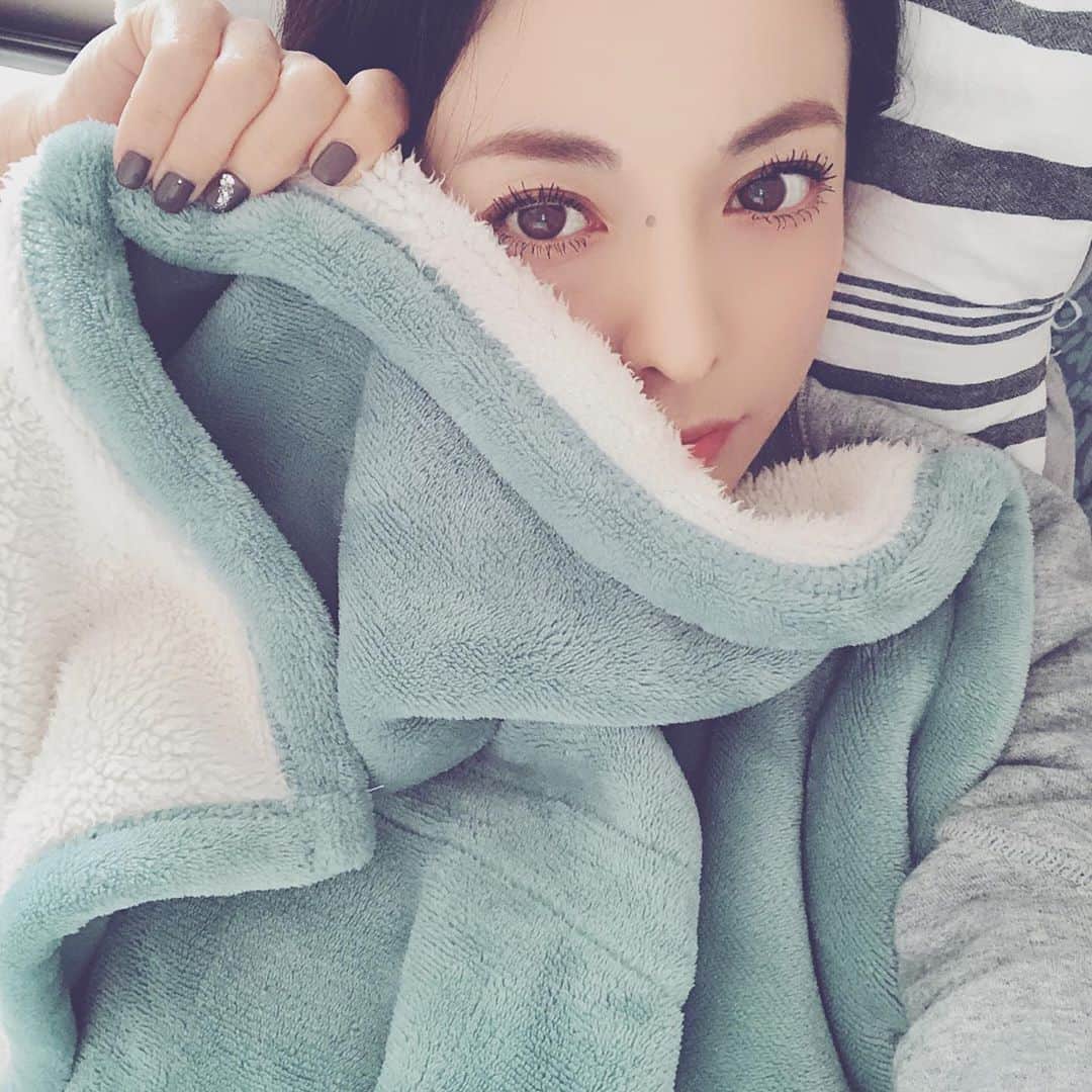 YUUKIさんのインスタグラム写真 - (YUUKIInstagram)「Good morning!! 早朝仕事の日。心配性なので… メイクが終わってから二度寝。笑  #makeup #autumn #nails #browncolor #work #mystyle #mylife #selfie #instagood #photooftheday #イレギュラー #朝支度 #心配性 #行動パターン #石橋をたたきすぎて渡れないタイプ #電気毛布 #始めました」11月11日 7時19分 - yuuki_._official