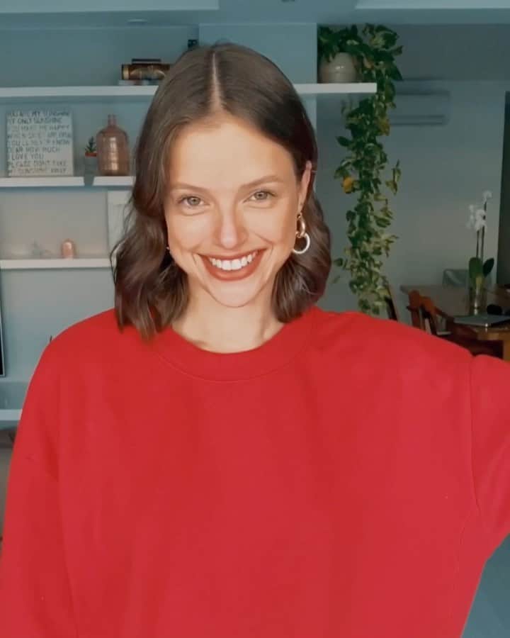 アガサ・モレイラのインスタグラム：「Quem aí também adora uma corrente do bem? A @mastercardbrasil iniciou uma corrente sobre a quarentena inspirada no expectativa x realidade! Eu mostrei um pouco de como aconteceu comigo nesse vídeo! E o mais bacana foi que pude, nesse período, além de pensar no coletivo e ajudar ao próximo, usar o meio de pagamento por aproximação, que se tornou ainda mais importante nesse momento que estamos vivendo, né? E não só isso! Para todas as suas transações por aproximação com cartões da bandeira @mastercardbrasil , a marca vai doar uma quantia para o Movimento Faça Parte para ajudar os mais afetados pela fome durante a pandemia! Nessa corrente já foram mais de 4M de refeições! Agora, eu desafiei a @marcellarica a mostrar como foi a quarentena dela! #FazerParteNãoTemPreço #ad」