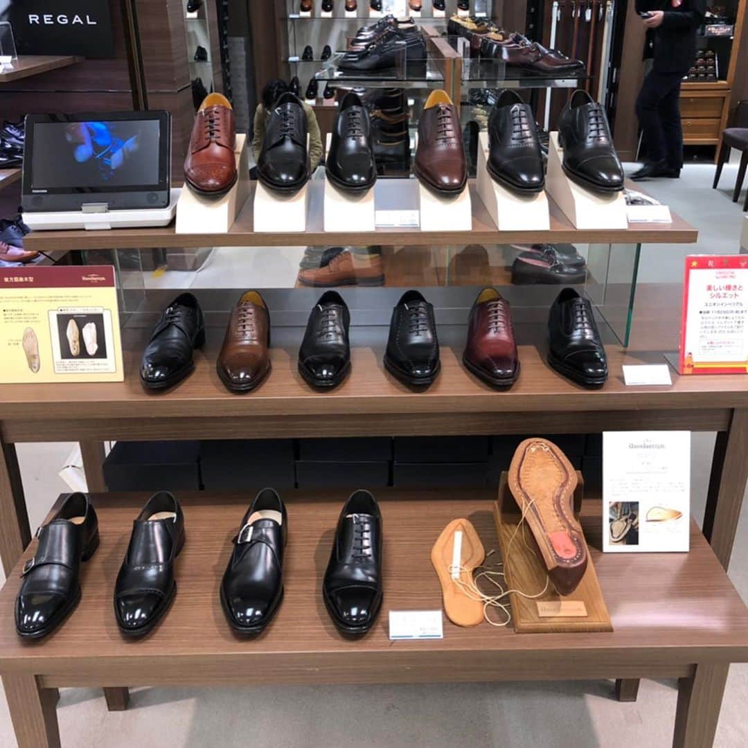 ユニオンインペリアルさんのインスタグラム写真 - (ユニオンインペリアルInstagram)「. 11月10日よりそごう横浜店 5F 紳士靴売り場にてユニオンインペリアルフェアを開催しております！  ユニオンインペリアルフェア期間　 11月10日（火）〜　11月23日（月）  フェア期間中にお買い上げいただいたお客様には UNIONIMPERIAL オリジナルシューホーンをプレゼントさせていただきます!!  フランス🇫🇷アノネイ社のレザーについて、靴を製作した残りの部分を有効活用したシューホーンになります。世界でも最高級クラスのレザーになりますので艶感が素晴らしく美しいです！ @tanneriedannonay   #unionimperial  #ユニオンインペリアル  #handsewnwelted  #ハンドソーンウェルテッド  #ハンドソーンウェルテッド製法  #グッドイヤーウェルト製法  #グッドイヤーウェルテッド  #goodyearwelted  #日本製撥水レザー  #waterproofleather」11月11日 7時21分 - unionimperial_official