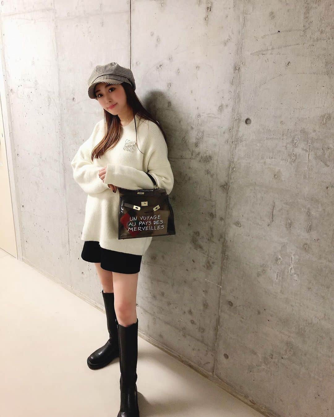 藤川沙弥のインスタグラム：「お気に入りなcode🤍  ニットフーディは 胸元が緩いVになってるので カジュアルになりすぎないし 生地厚であったかくて着心地がすき🤍  hat,knit,bag... @lilas_jp  pants... @mode_robe_official」