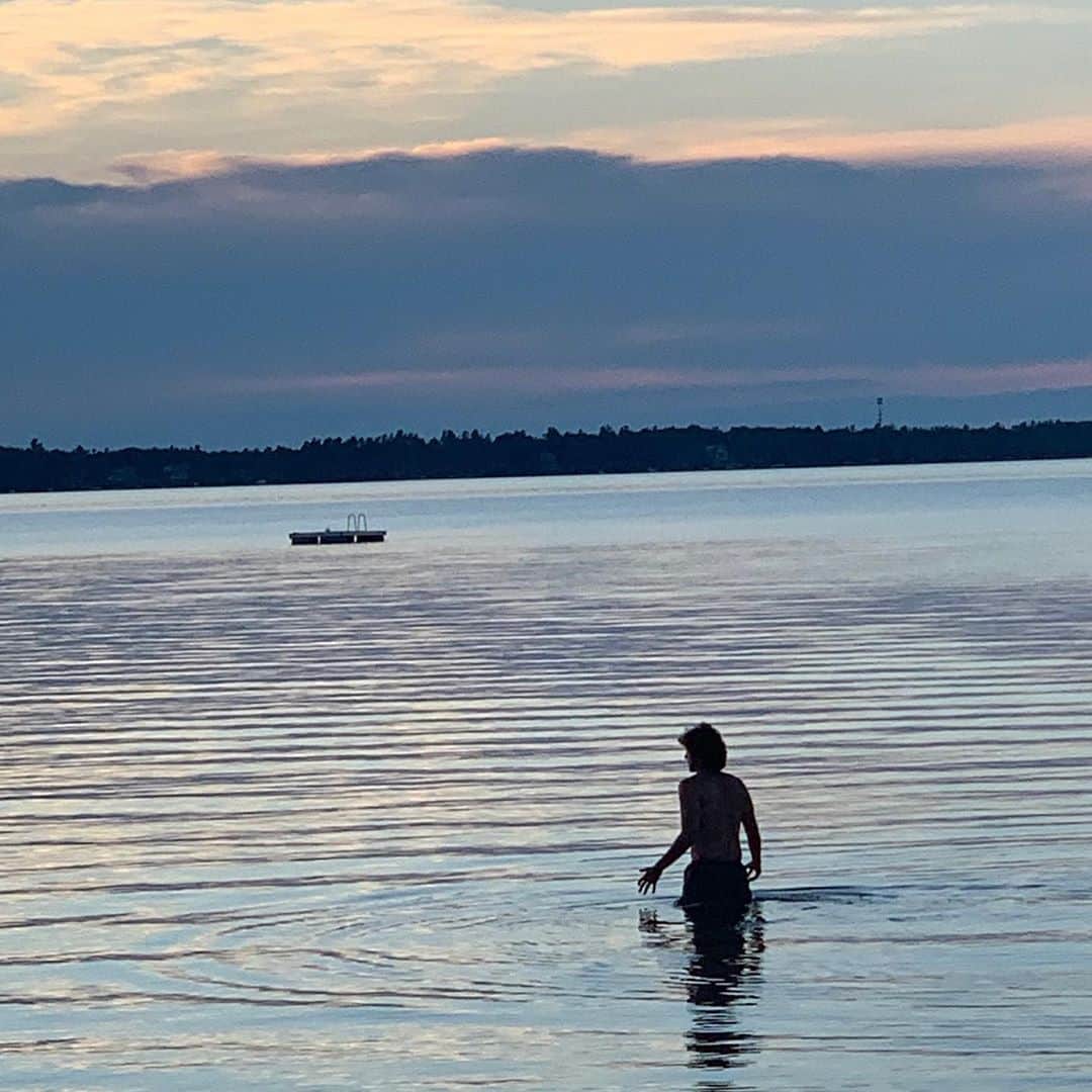 ジャック・ファライーのインスタグラム：「As the dust settles from the weekend, a reminder the work isn’t over. We can’t go on vacation (and I promise this very vacation-like photo is from a while ago). There are two senate runoffs for Georgia in January, so we still have a chance to flip the senate. New voters in Georgia have until December 7th to register to vote, and I want to shout out a few BIPOC led groups that have been doing the work in Georgia for a while to help fight voter suppression: @fairfightaction, @newgeorgiaproject and @blackvotersmtr. If you’re looking for places to donate or volunteer, those are great choices. Let me know others in the comments!」