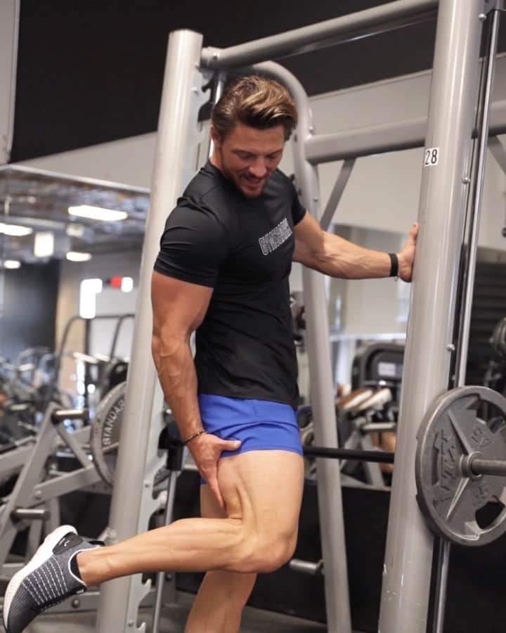 のインスタグラム：「Come baby make it hurt so good!! Got a love a hamstring/glute day that just burns 🔥!  Love doing single leg RDLs in the smith machine! Don’t have to work quite as hard to stay balanced but provides good work for each leg.  I don’t always do Gluth bridges but I like doing them with hamstrings as I feel it throughout the posterior chain.  Every hamstring workout I include some leg curl. It can be a lying leg curl or, like I did today, a standing single leg curl. Most important thing is to keep the hips into the pads.   Included GHD hamstring curls in this workout I think it’s the hardest and most advanced hamstring exercise out there. Remember to keep the core tight and the booty squeezed.  I’m wearing @gymshark arrival graphic shorts and tee. Both will be on sale this coming Friday link in bio!   Check out @fitnessculturetraining for more workouts!」