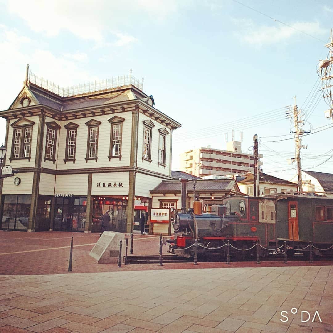 松本隆博のインスタグラム：「。 しばし旅に出てきます。  ここで一句！  道後から… どぅごへ行くのか… 山頭歌  松本山頭歌(^○^)」