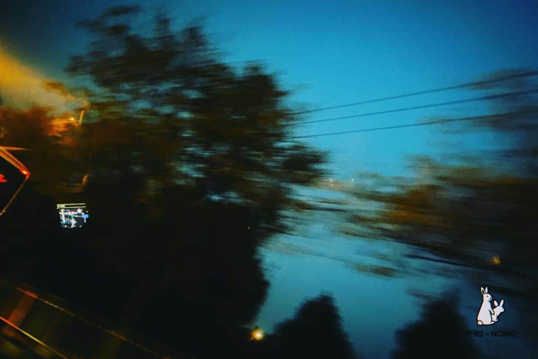 クアン・シャオトン（Guan Xiaotong）のインスタグラム：「每天迎着朝阳 却也在黑夜里🌃」