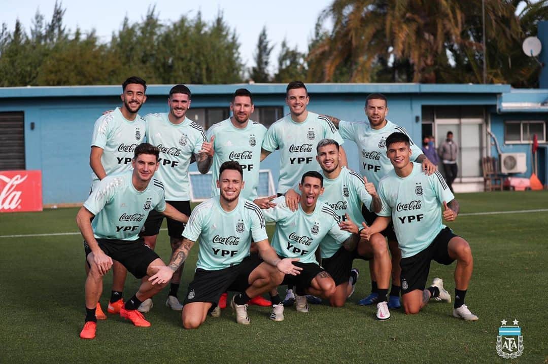 レアンドロ・ダニエル・パレデスのインスタグラム：「Preparándonos 💪🏽💙🇦🇷 @afaseleccion」