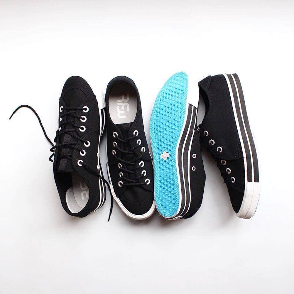 のインスタグラム：「《RFW 2020AW》  SANDWICH-LO STANDARD -Black- ¥11,000-  RFW定番のモデル"サンドイッチ"  2枚に分かれた羽根の立体感や ソールの2本のラインまで同色で仕上げており 上品な雰囲気も醸し出しております。 初めてRFWをお手に取るお客様にも 自信を持っておすすめします。  www.rfwtokyo.com @rfwtokyo   #rfw #rfwtokyo #rhythmfootwear #sneaker #sneakers #kicks #instashoes #instakicks #sneakerhead #sneakerheads #nicekicks #sneakerfreak #kickstagram #2020aw #autum #winter #tokyo #shibuya #東京 #渋谷 #rpm #rhythmprimarymarket #black #onetone」