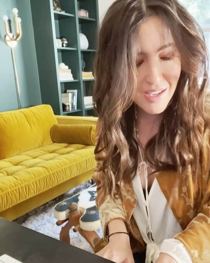 ケイト・ボイージェルのインスタグラム：「getting ready to release new music always gets me amped about playing old favorites too...every time i sing this song i still nerd out over what a genius writer @dianewarren is 🎵🎶 would you guys be into it if I recorded acoustic versions like this of some of my older stuff? I promise I’ll do it with something better than an Iphone microphone 😂🎙」
