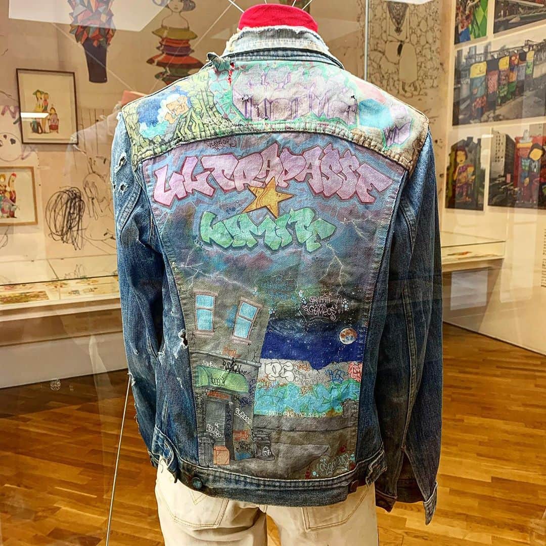 のインスタグラム：「“Ultrapasse o limite” hand painted jacket 1991 #SEGREDOS @pinacotecasp  #panoramica from 1974 till 2020 #osgemeos」