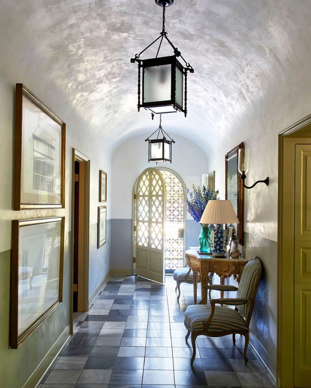 ELLE DECORさんのインスタグラム写真 - (ELLE DECORInstagram)「Interior designer @michaelsmithinc's approach to this Mediterranean-style home embraces its bones, as the arched entryway opens to a foyer evocative of a European courtyard. The floors are paved in reclaimed Spanish stone, and miniature antiquities, including a small obelisk carved from marble, sit atop an 18th-century northern Italian walnut console. The rest of the 12,000-square-foot, nine bedroom home unfolds as a journey through different eras and destinations; a convergence of various historic European sensibilities. In the entry hall, the Louis XV chairs are in a @namaysamay fabric, the lanterns are custom, and the sconces are from @roseuniacke. Click the link in bio for the full tour, as seen in our November 2020 issue. Written by @janellezara; photography by @themichaelmundy.」11月11日 8時00分 - elledecor