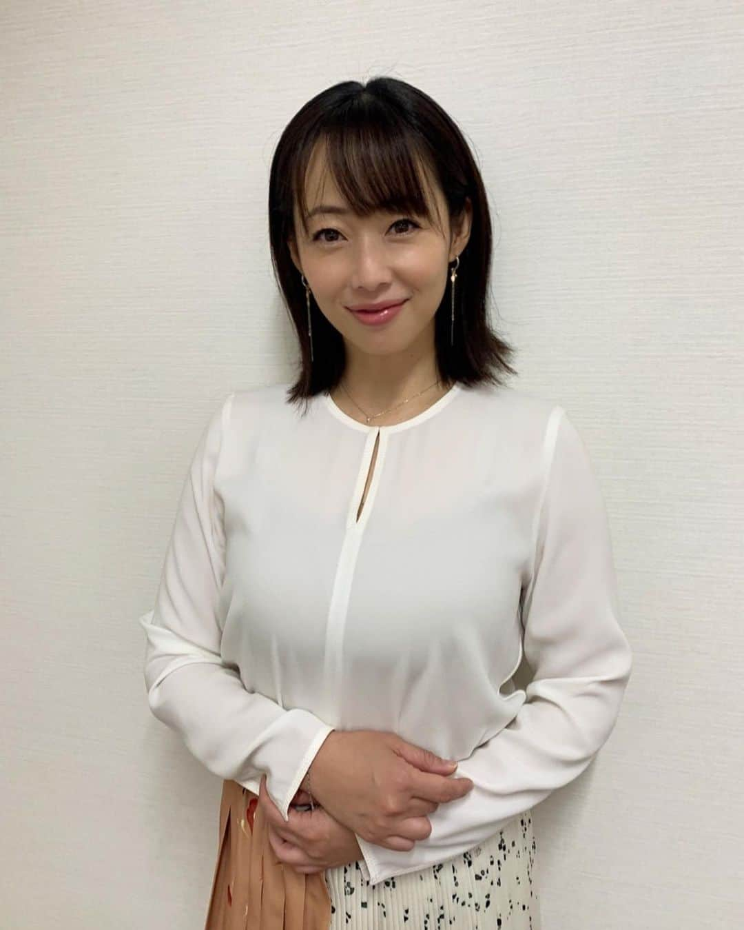 井上和香さんのインスタグラム写真 - (井上和香Instagram)「. 今日は風が冷たくて寒ーい🤣 この前着た衣裳はこちら！  トップス @beigecomma スカート @alysiofficial アクセサリー @festaria_official シューズ @dianashoespress . #おでんが食べたい #今日はおでんにしようかな #寒くなると食べたくなるよね」11月11日 13時43分 - inoue_waka