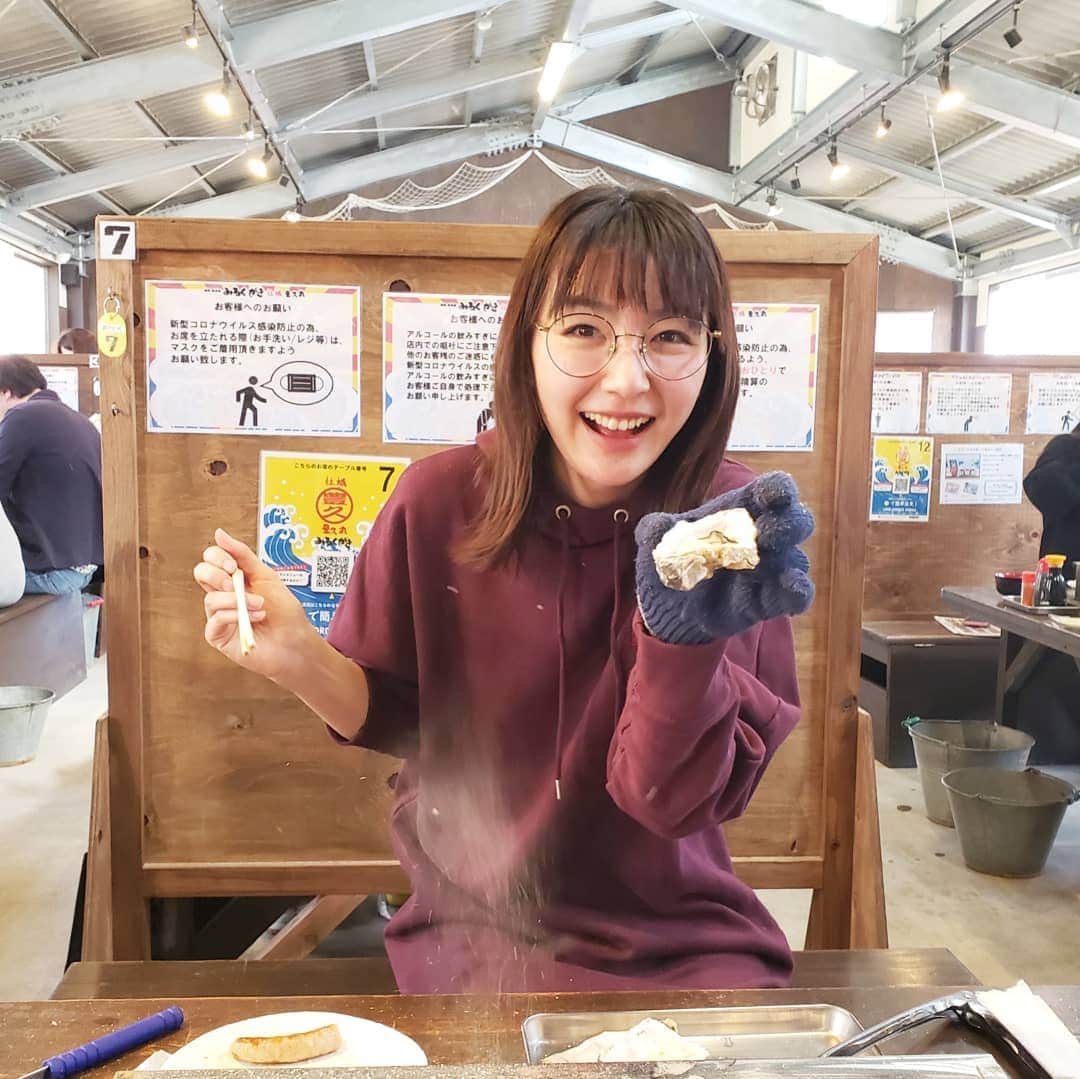 橋本真衣のインスタグラム：「. この季節が来た🙄❤️ . . #牡蠣小屋#糸島#岐志漁港#年々焼くのが上手くなる#今シーズンは何回行くかな」