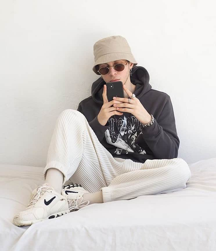 Forever 21 Menさんのインスタグラム写真 - (Forever 21 MenInstagram)「stay cozy in neutrals ❄️ Make sure to tag @forever21men + #f21xme for a chance to be featured like #forever21men @edriancortes ! —— search: Dream Hand Graphic Hoodie」11月11日 13時37分 - forever21men