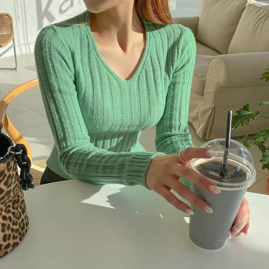 Chuuのインスタグラム：「겨울에도 따뜻한 브이넥 니트🌿  세로 라인 골지 디테일로 몸매 라인을 예쁘게~ 슬림하게~ 포인트 컬러 매치 할 수 있는 그린 컬러로 겨울에도 상큼한 코디 연출해보세요😊  #chuu#츄#브이넥니트#겨울니트#데일리룩#겨울코디추천#좋아요」