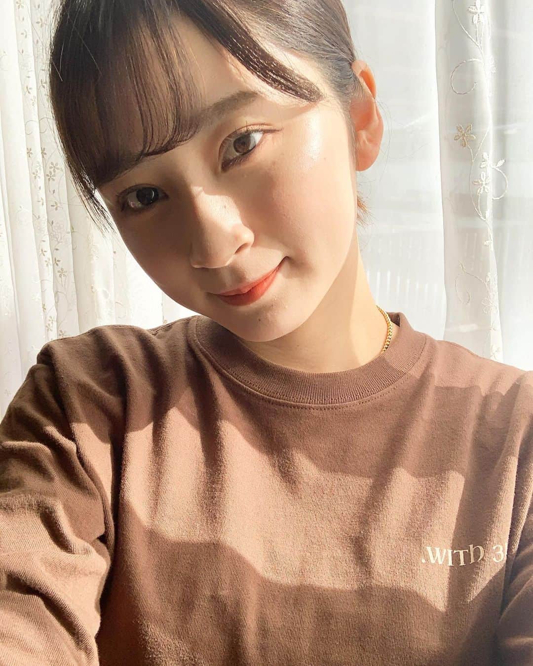 廣田佳菜子のインスタグラム：「こんにちは🌼 今日はレベラ様からいただいた長Tを着てみました👕 胸のロゴは『.WITH31.』と書いていて、『ウィズミー　31日（1か月＝毎日）私と一緒に』という意味です🧐💕  わたしは茶色にしてみたよ🤎 どうですか？  #レベラ#ミスキャンパス同志社#ミスキャンパス#ミスキャン#ミスコン」