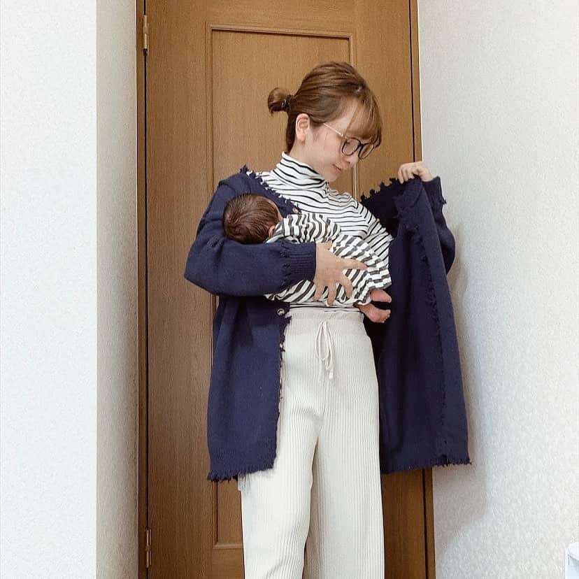 ayacasuのインスタグラム：「* * * おうちで親子リンクコーデ👶🏻👩🏽🤍🖤 Yuhi同化してウォーリーを探せ 状態なってるけど🤣🙌🏻笑 * 最近Getした @neuna_official の4wayニットカーデ 襟付きブラウスとも合わせたいな🎵 とにかく着回し抜群で、 切りっぱなしに見えて裾が全部 フリンジになってるの😊💕💕 わたしは授乳するから羽織として🍁 早くこれ着てお出かけしたいなぁ🥰 * * 甘えた声で呼んでくるYuhiくん👶🏻🌈 抱っこもおねだり出来る様になったよ👏🏻✨ * * * #親子コーデ #親子リンクコーデ #ペアルック #べびすたぐらむ #ベビー服 #ニットコーデ #秋コーデ #生後15日 #関西ママ #ママリ #ファッション #授乳コーデ #welcomebaby #出産 #第一子 #令和2年ベビー #男の子ママ #プレママ #初ママ #新米ママ #新米ママと繋がりたい #新生児 #2020年10月出産予定 #2020_autumn_baby部 #2020年ベビー #子育て日記 #子育てぐらむ #ママコーデ #親バカ #あやかすベビー」