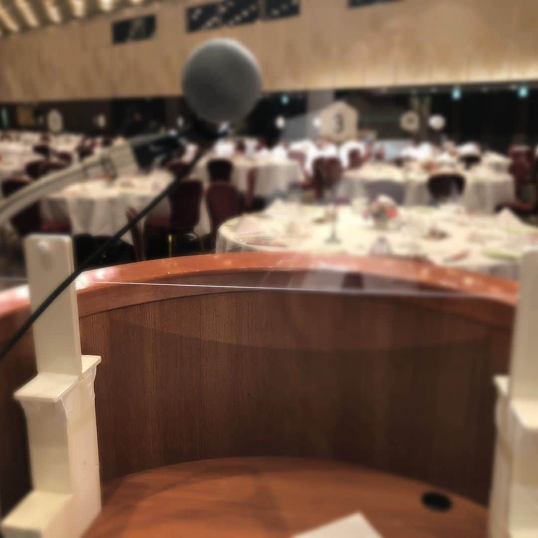 小林万希子さんのインスタグラム写真 - (小林万希子Instagram)「・ 昨日は大きな式典の司会をさせていただきました  久しぶりの会場久しぶりの規模に そして…久しぶりの緊張😅笑  昨年までの人数を半分にされ、ソーシャルディスタンスを考えてのテーブル配置で、いろいろと悩まれた結果踏み切った開催です。  なのでコロナ対策は万全！ お席の移動やお話も制限され、私の前にも大きなアクリル板がしっかりと備え付けられていました。  私のアナウンスもコロナ対策に関しては細かくお伝えさせていただき、その上で式典の後のパーティは十分に楽しんでいただけるよう、いろいろと配慮して進行させていただきました♡  ホテル側とも細かく打ち合わせをして、スムーズに進行できたおかげで、５時間に及ぶイベントは無事に問題なく終了✨✨  皆さまにも「思い切って開催して良かった！ありがとうございました😊」と喜んでいただきました💕  終わった後はかなりの安堵感でどっと身体が重くなりましたが(笑 オンラインをやってるからこそ分かるオフラインの良さ💓 こんな素敵なイベントに携わる事ができて本当に嬉しかったです🍀🙏  リハーサル風景をたくさん撮って下さいました。 進行してる私自身が楽しそう♡笑  スーツも白でいきたくて👍  やっぱりライブはいいですね✨  まもなくと言われている次の波 どうぞ皆さま、まだまだ気を抜かず、しっかりと防いでいきましょう うつらないうつさないが大切です🍀  今年初のロングトレンチコートの出番 夜は…寒かったですー😣 風邪をひかないようにお気をつけくださいね🙏  #イベント  #式典  #式典コーデ  #mc  #ソーシャルディスタンス  #着席のまま  #守っていただきありがとうございます ✨ #やっぱり楽しい  #ライブ♡」11月11日 8時19分 - macky1218