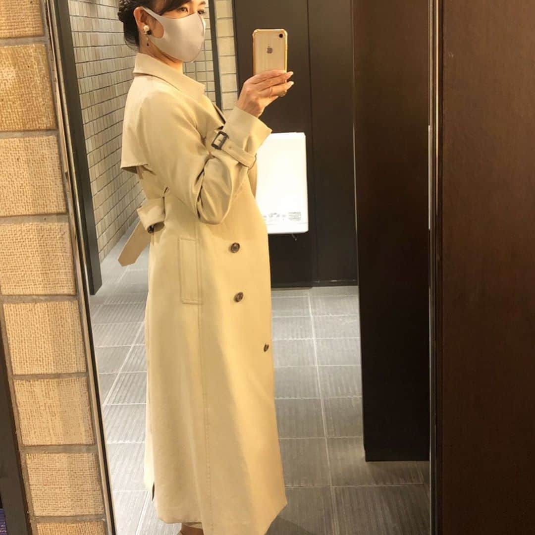 小林万希子さんのインスタグラム写真 - (小林万希子Instagram)「・ 昨日は大きな式典の司会をさせていただきました  久しぶりの会場久しぶりの規模に そして…久しぶりの緊張😅笑  昨年までの人数を半分にされ、ソーシャルディスタンスを考えてのテーブル配置で、いろいろと悩まれた結果踏み切った開催です。  なのでコロナ対策は万全！ お席の移動やお話も制限され、私の前にも大きなアクリル板がしっかりと備え付けられていました。  私のアナウンスもコロナ対策に関しては細かくお伝えさせていただき、その上で式典の後のパーティは十分に楽しんでいただけるよう、いろいろと配慮して進行させていただきました♡  ホテル側とも細かく打ち合わせをして、スムーズに進行できたおかげで、５時間に及ぶイベントは無事に問題なく終了✨✨  皆さまにも「思い切って開催して良かった！ありがとうございました😊」と喜んでいただきました💕  終わった後はかなりの安堵感でどっと身体が重くなりましたが(笑 オンラインをやってるからこそ分かるオフラインの良さ💓 こんな素敵なイベントに携わる事ができて本当に嬉しかったです🍀🙏  リハーサル風景をたくさん撮って下さいました。 進行してる私自身が楽しそう♡笑  スーツも白でいきたくて👍  やっぱりライブはいいですね✨  まもなくと言われている次の波 どうぞ皆さま、まだまだ気を抜かず、しっかりと防いでいきましょう うつらないうつさないが大切です🍀  今年初のロングトレンチコートの出番 夜は…寒かったですー😣 風邪をひかないようにお気をつけくださいね🙏  #イベント  #式典  #式典コーデ  #mc  #ソーシャルディスタンス  #着席のまま  #守っていただきありがとうございます ✨ #やっぱり楽しい  #ライブ♡」11月11日 8時19分 - macky1218